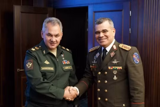 Bộ trưởng Quốc phòng Nga và Venezuela có cuộc gặp tại Moscow hôm 15/8 (Ảnh: Newsweek)