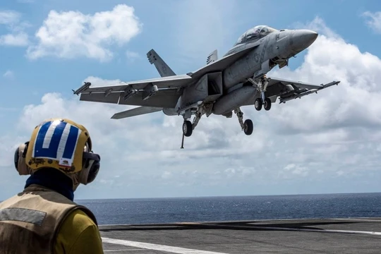 Nhóm tác chiến tàu sân bay USS Ronald Reagan tổ chức huấn luyện trên Biển Đông (Ảnh: RT)