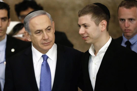 Yair Netanyahu (phải) bên cạnh cha mình là Thủ tướng Benjamin Netanyahu trong kỳ bầu cử năm 2015 (Ảnh: Independent)