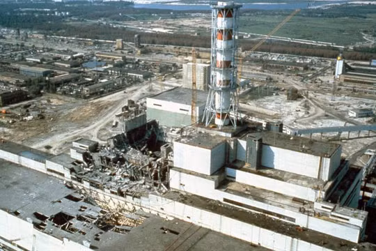 Nhà máy điện hạt nhân Chernobyl một vài tuần sau vụ nổ (Ảnh: Newsweek)
