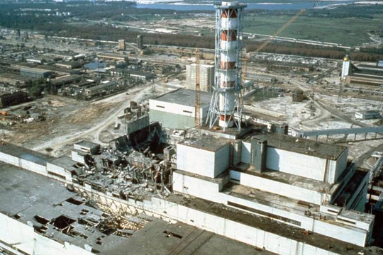 Nhà máy điện hạt nhân Chernobyl một vài tuần sau vụ nổ (Ảnh: Newsweek)