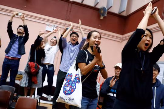 Người dân Hong Kong vui mừng trước kết quả bầu cử (Ảnh: Nikkei)