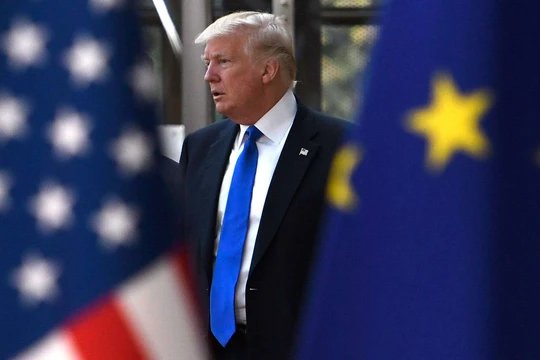 Việc chính quyền Trump áp thuế EU có thể làm bùng phát căng thẳng trong thương mại (Ảnh: CNBC)