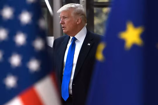 Việc chính quyền Trump áp thuế EU có thể làm bùng phát căng thẳng trong thương mại (Ảnh: CNBC)