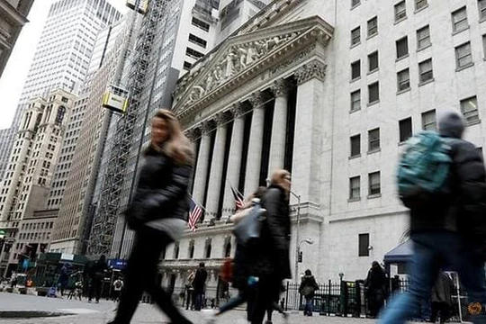 Người dân New York rảo bộ gần Phố Wall (Ảnh: Reuters)