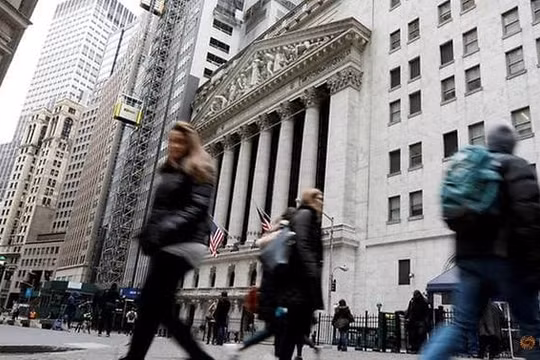 Người dân New York rảo bộ gần Phố Wall (Ảnh: Reuters)