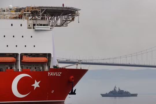 Một tàu thăm dò, khai thác dầu khí của Thổ Nhĩ Kỳ được tàu hải quân hộ tống tới Địa Trung Hải hồi tháng trước (Ảnh: AP)