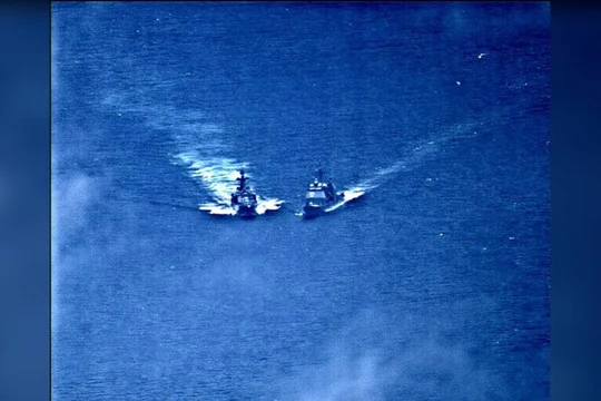 Hai chiếm hạm của Nga và Mỹ suýt va chạm trên biển Thái Bình Dương (Ảnh: U.S Navy)