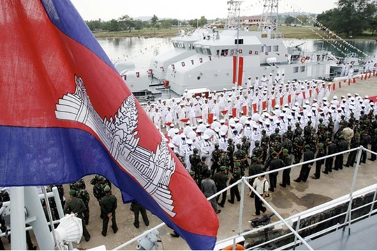 Hải quân Campuchia trong một nghi thức tiếp nhận một tàu tuần tra của Trung Quốc ở căn cứ Ream (ảnh: Asia Times)