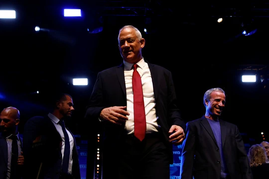 Phản ứng vui mừng của ông Benny Gantz sau khi nghe kết quả bầu cử hôm 18/9 (Ảnh: RT)