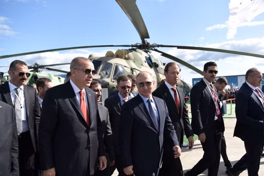 Tổng thống Nga Vladimir Putin và người đồng cấp Thổ Nhĩ Kỳ Recep Tayyip Erdogan tham dự triển lãm hàng không MAKS 2019 tại Zhukovsky, ngoại vi Moscow, Nga ngày 27/8/2019 (Ảnh: Reuters)