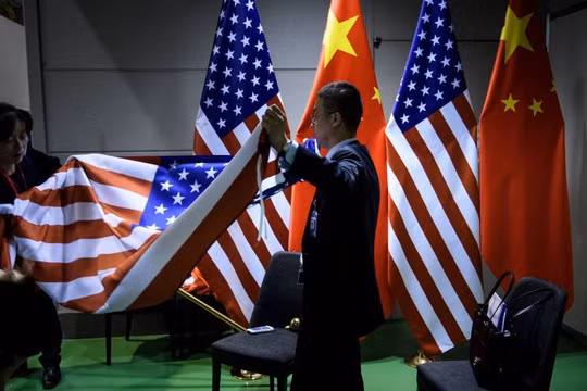 Các nhân viên chuẩn bị cho cuộc gặp song phương Mỹ-Trung bên lề Hội nghị thượng đỉnh G20 tổ chức tại Osaka, Nhật Bản hôm 29/6 (Ảnh: AFP)