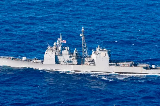 Mỹ thường xuyên điều chiến hạm đi qua eo biển Đài Loan (Ảnh: CNN)