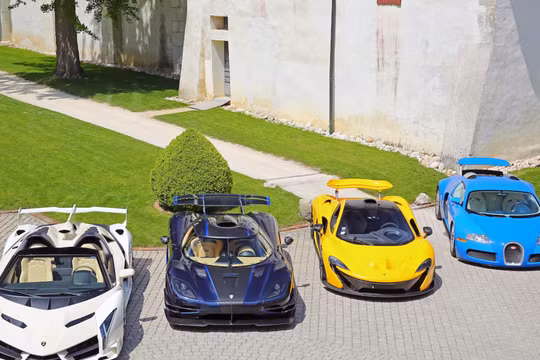 25 chiếc siêu xe từng thuộc về con trai của Tổng thống Guinea Xích đạo được đem bán đấu giá (Ảnh: CNN)