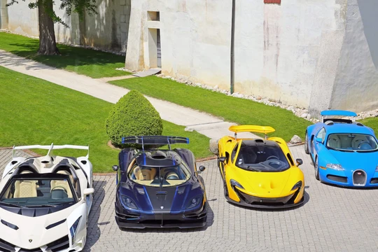 25 chiếc siêu xe từng thuộc về con trai của Tổng thống Guinea Xích đạo được đem bán đấu giá (Ảnh: CNN)