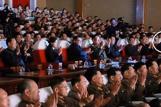 Nhà ngoại giao Triều Tiên Kim Yong Chol (khoanh tròn) trong bức ảnh mà truyền thông Triều Tiên đăng tải mới đây (Ảnh: CNN)