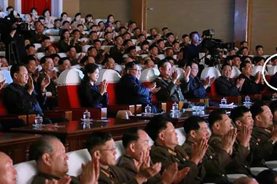 Nhà ngoại giao Triều Tiên Kim Yong Chol (khoanh tròn) trong bức ảnh mà truyền thông Triều Tiên đăng tải mới đây (Ảnh: CNN)