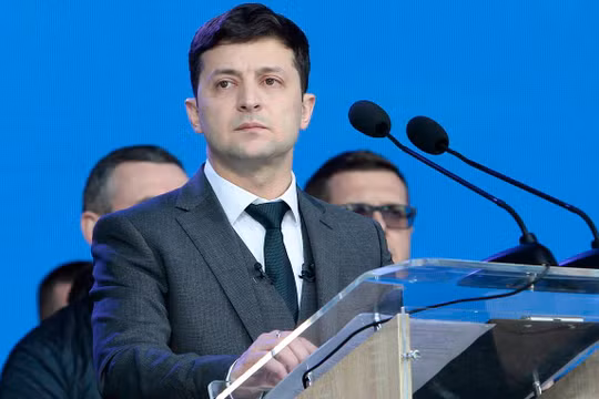 Tổng thống Ukraine Zelensky bị đẩy vào thế khó khi bị kéo vào bàn cờ chính trị ở Washington (Ảnh: Getty)