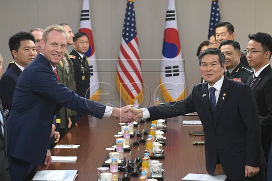 Quyền Bộ trưởng Bộ Quốc phòng Mỹ Patrick Shanahan cùng Bộ trưởng Bộ Quốc Phòng Hàn Quốc Jeong Kyeong-doo (Ảnh:Yonhap)