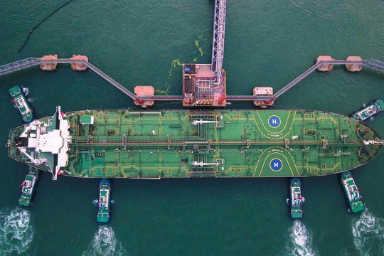 Một tàu vận tải Trung Quốc neo đậu tại cảng của thành phố Thanh Đảo, tỉnh Sơn Đông (Ảnh: AFP)