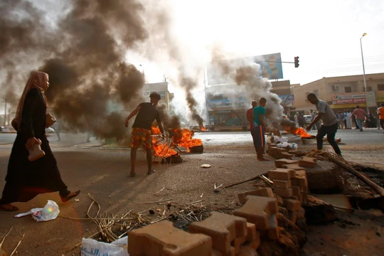 Người biểu tình chặn đường bằng cách đốt lốp xe và lát đá ở Khartoum (Ảnh: Getty)