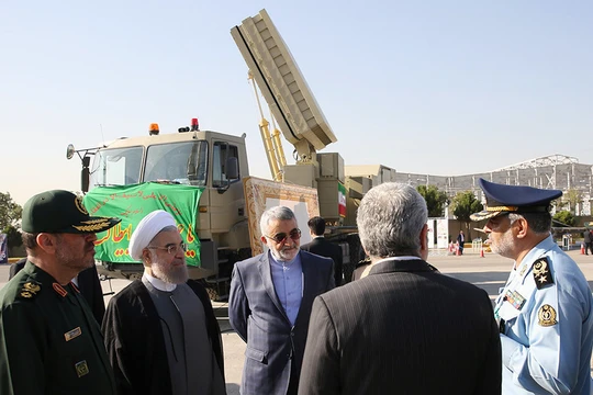 Mô hình hệ thống phòng không Bavar 373 được trưng bày ở Tehran (Ảnh: RT)