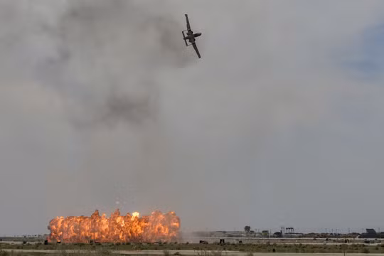 Một chiếc A-10C Thunderbolt II thực hiện pha ném bom giả định tại căn cứ không quân ở Yuma, bang Arizona, Mỹ ngày 9/3/2019 (Ảnh: RT)