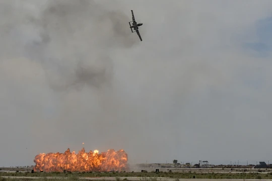Một chiếc A-10C Thunderbolt II thực hiện pha ném bom giả định tại căn cứ không quân ở Yuma, bang Arizona, Mỹ ngày 9/3/2019 (Ảnh: RT)