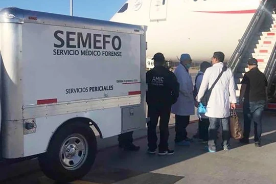 Nhân viên pháp y Mexico có mặt trên chuyến bay phải hạ cánh khẩn (Ảnh: Guardian)