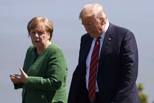 Thủ tướng Đức Angela Merkel và Tổng thống Mỹ Donald Trump trong một cuộc gặp (Ảnh: AP)
