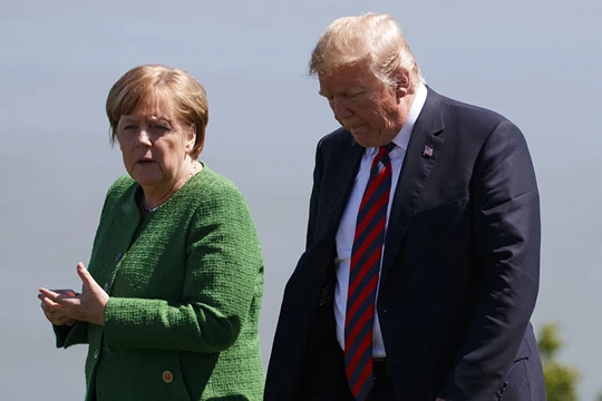 Thủ tướng Đức Angela Merkel và Tổng thống Mỹ Donald Trump trong một cuộc gặp (Ảnh: AP)