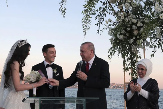Tổng thống Erdogan trò chuyện cùng Ozil và hôn thê Amine Gulse trong lễ cưới tổ chức hôm 7/6 ở Istanbul (Ảnh: AP)