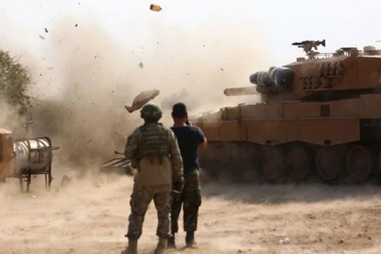 Binh sĩ Thổ Nhĩ Kỳ tại một vị trí ở phía Đông thị trấn Ra’s al-Ayn, bên cạnh một chiếc xe tăng đang bắn vào các vị trí do SDF nắm giữ vào ngày 28/10/2019 (Ảnh: PressTV)