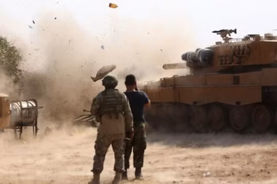 Binh sĩ Thổ Nhĩ Kỳ tại một vị trí ở phía Đông thị trấn Ra’s al-Ayn, bên cạnh một chiếc xe tăng đang bắn vào các vị trí do SDF nắm giữ vào ngày 28/10/2019 (Ảnh: PressTV)