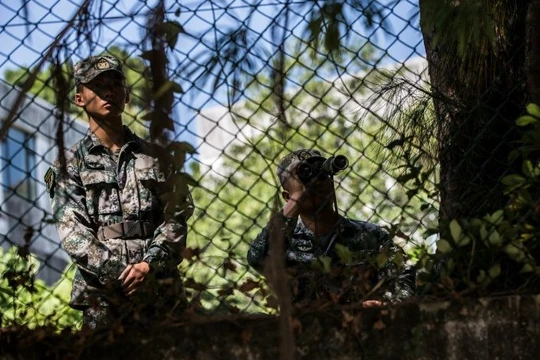Binh sĩ Trung Quốc tại Hong Kong theo dõi tình hình biểu tình từ bên trong doanh trại (Ảnh: CNA)