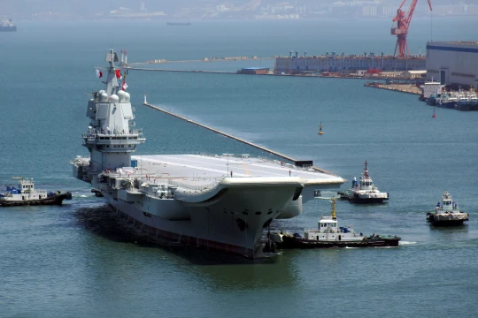 Hàng không mẫu hạm chưa đặt tên của Trung Quốc tại cảng Đại Liên (Ảnh: FT)