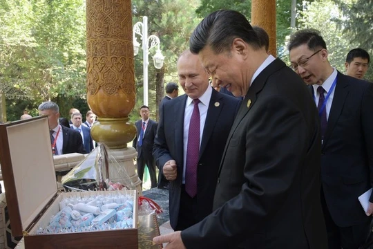 Ông Tập rất thích thú với thùng kem Nga mà ông Putin tặng (Ảnh: RT)