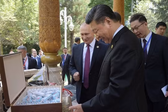 Ông Tập rất thích thú với thùng kem Nga mà ông Putin tặng (Ảnh: RT)