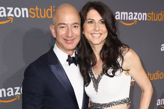 Bà MacKenzie Bezos thời điểm chưa ly hôn với tỷ phú Jeff Bezos (Ảnh: CNN)