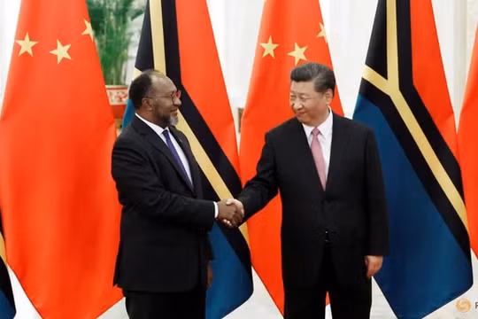 Chủ tịch Trung Quốc Tập Cận Bình trong cuộc gặp với Thủ tướng Vanuatu Charlot Salwai tại Bắc Kinh (Anh: Reuters)