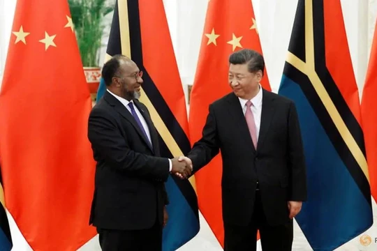 Chủ tịch Trung Quốc Tập Cận Bình trong cuộc gặp với Thủ tướng Vanuatu Charlot Salwai tại Bắc Kinh (Anh: Reuters)