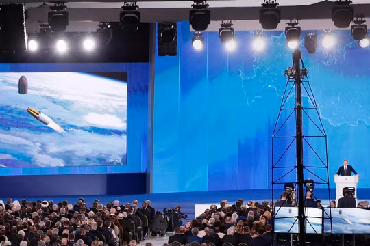 Tổng thống Putin công bố các vũ khí mới của Nga trong lúc đưa ra thông điệp liên bang năm 2018 (Ảnh: The National)