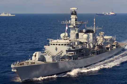 Tàu khu trục HMS Montrose của Anh hộ tống tàu chở dầu Heritage (Ảnh: Sky News)