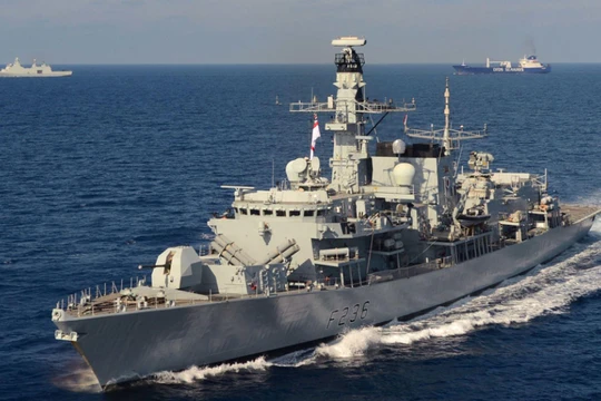 Tàu khu trục HMS Montrose của Anh hộ tống tàu chở dầu Heritage (Ảnh: Sky News)
