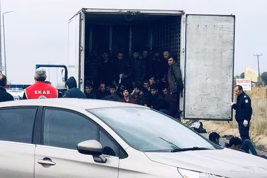 41 người di cư trái phép trốn trong khoang lạnh xe tải bị cảnh sát Hy Lạp phát hiện (Ảnh: CNN)