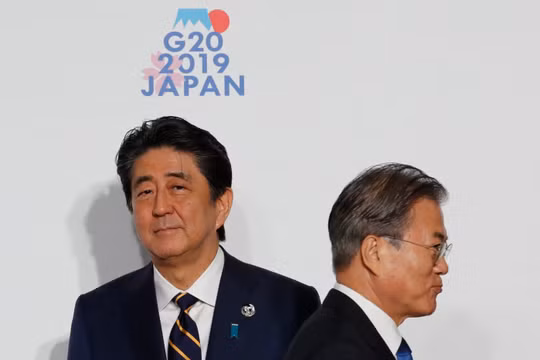 Thủ tướng Nhật Bản Shinzo Abe và Tổng thống Hàn Quốc Moon Jae-in (Ảnh: Getty)