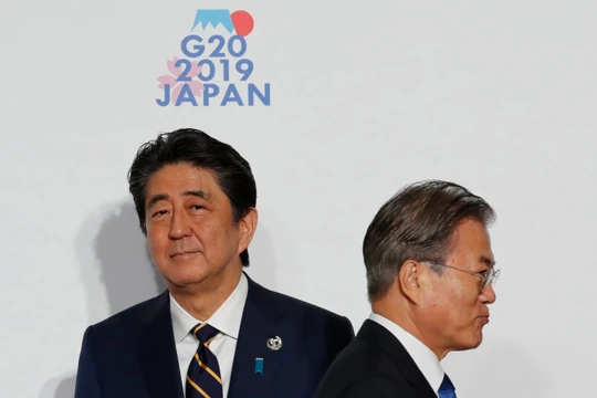 Thủ tướng Nhật Bản Shinzo Abe và Tổng thống Hàn Quốc Moon Jae-in (Ảnh: Getty)