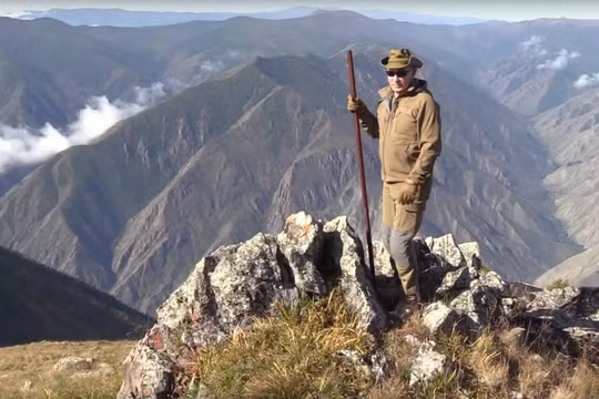 Tổng thống Putin leo lên một ngọn đồi ở vùng Siberia trong kỳ nghỉ ngắn ngày (Ảnh: RT)