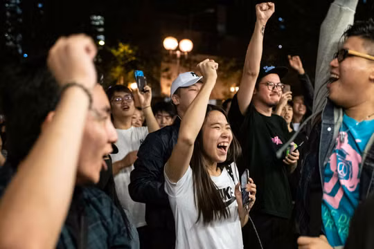 Những người ủng hộ ứng viên trẻ tuổi ăn mừng trước kết quả bầu cử địa phương ở Hong Kong (Ảnh: Getty)