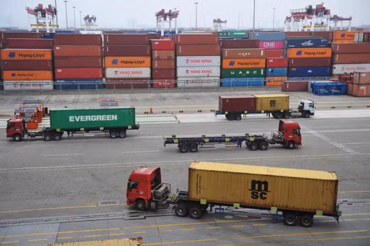 Quang cảnh tại một khu cảng thuộc thành phố Thanh Đảo, Trung Quốc (Ảnh: Reuters)